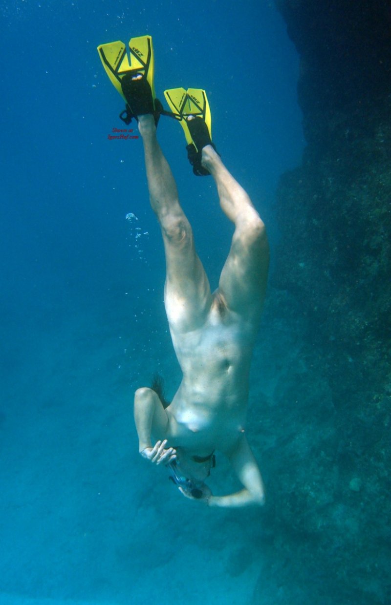 Подводное плавание женщины ню