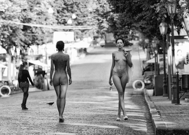 Голые девушки на улице