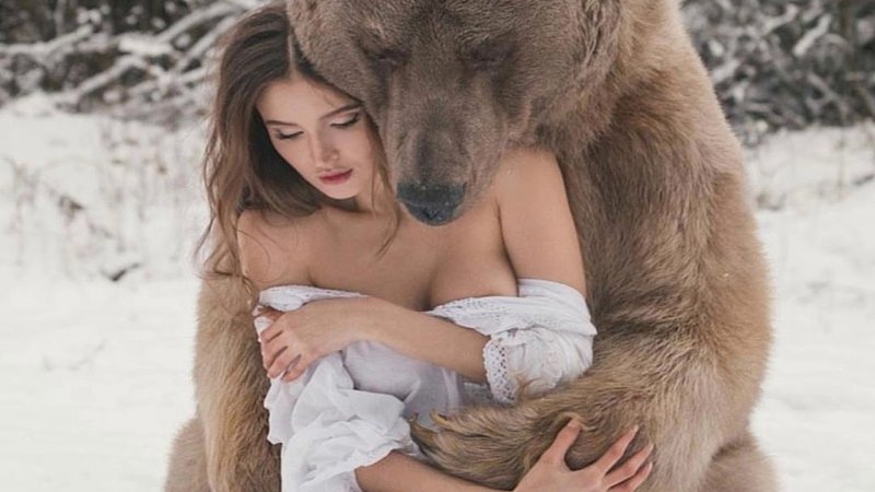 Девушка с медведем