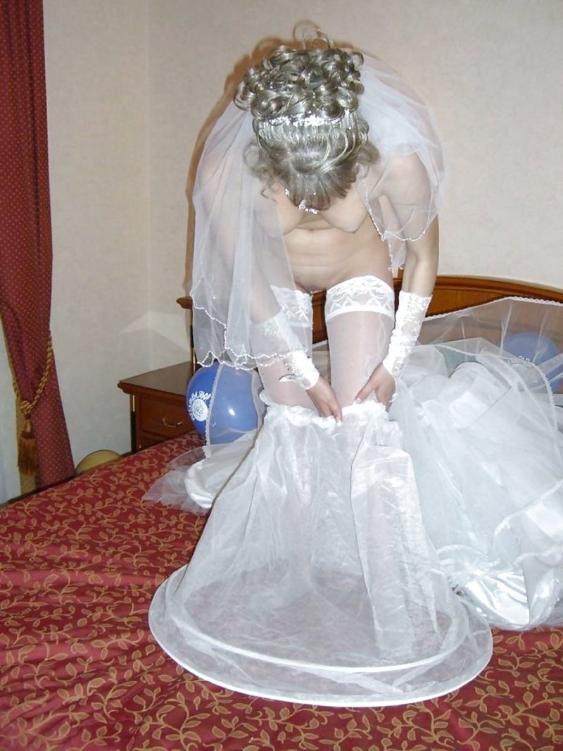 Невесты в свадебных платьях ню