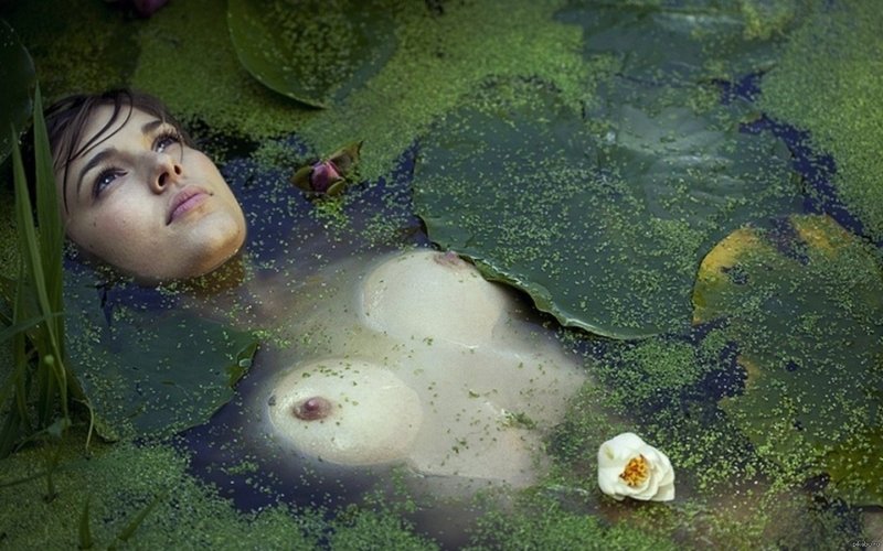 Голая девушка в болоте