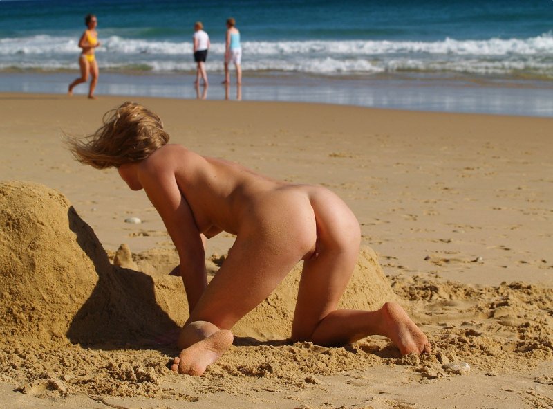 Пляж голые девушки