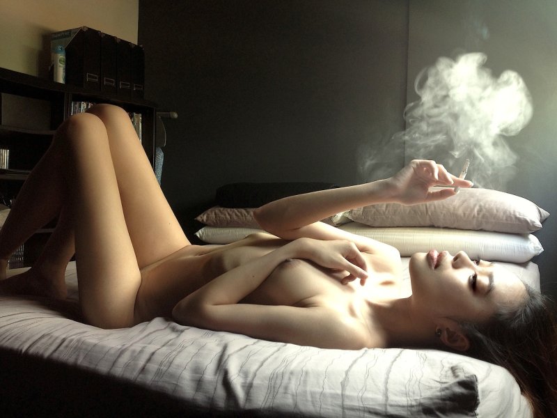 Красивые голые курящие