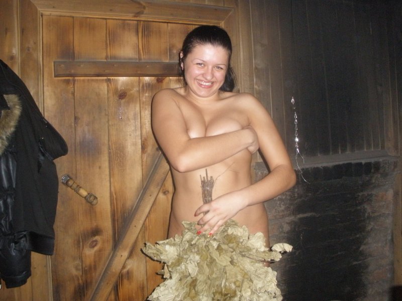 Голые девушки в деревенской бане