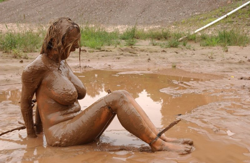 Женщины купаются в грязи