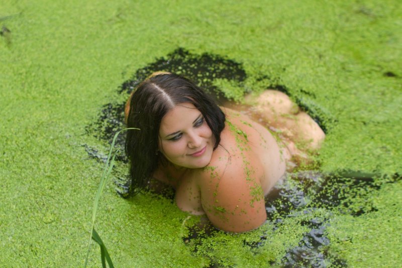 Девушка в болоте