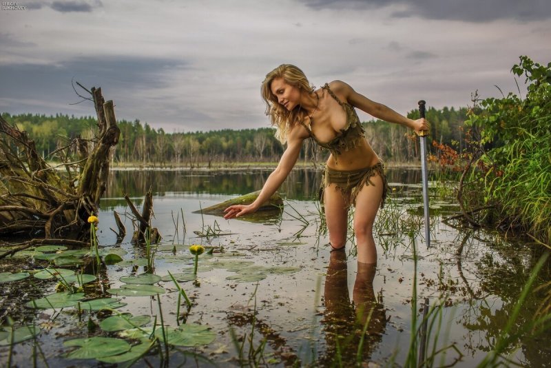 Голые женщины в болоте