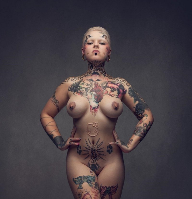 Голые женщины с татуировками