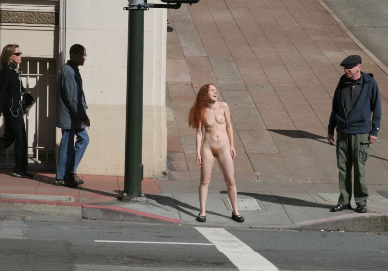 Полностью голые люди на улице