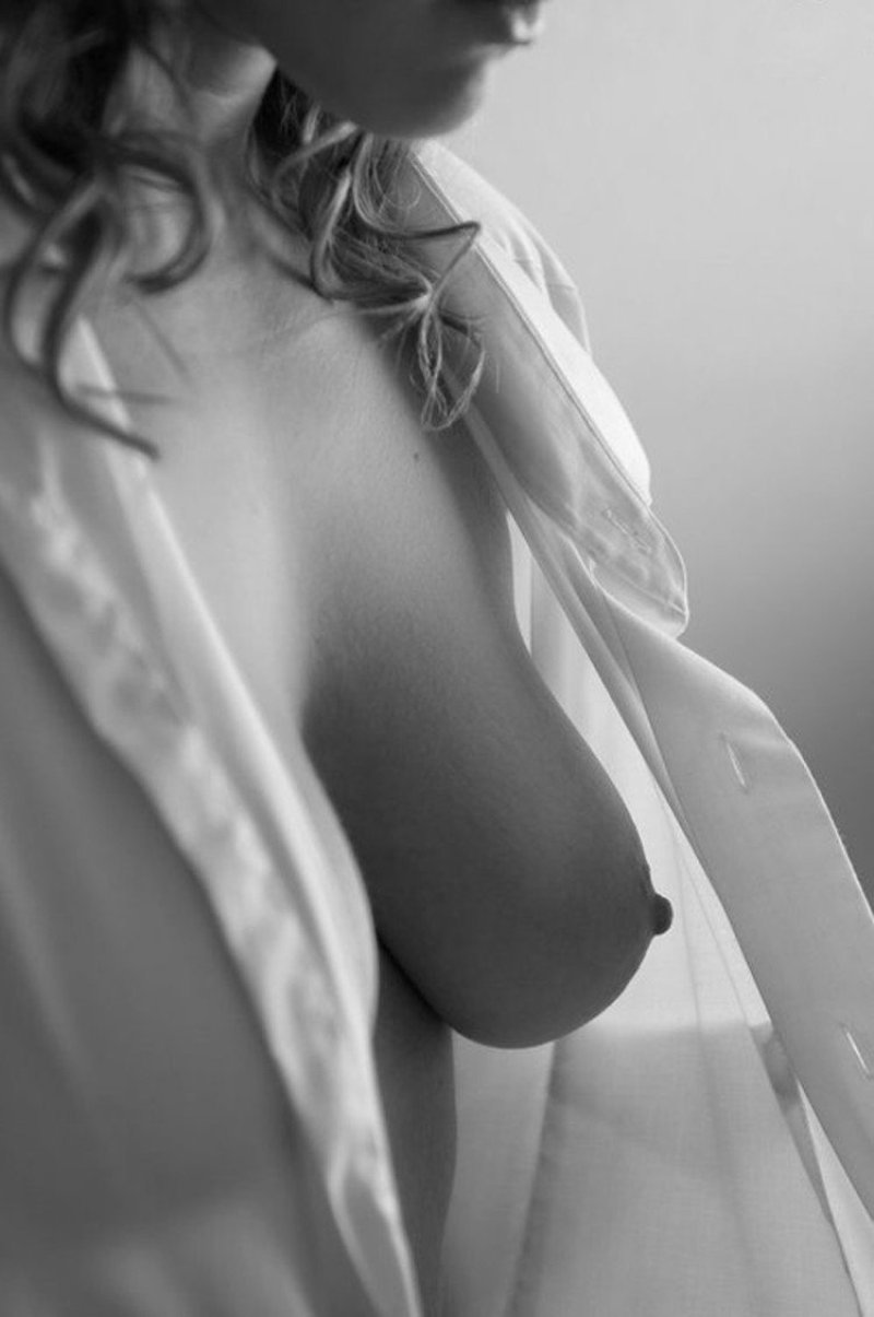 Красивая грудь под блузкой