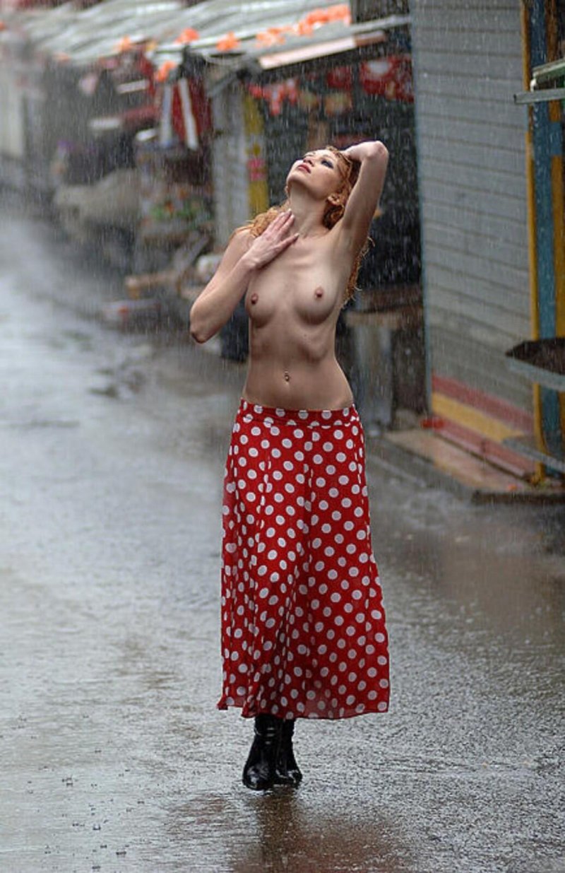Голые девушки под дождём