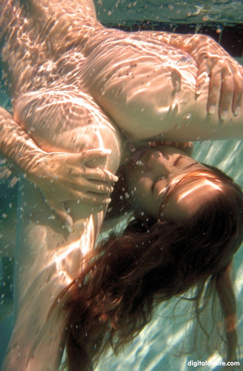 Девушки под водой в бассейне