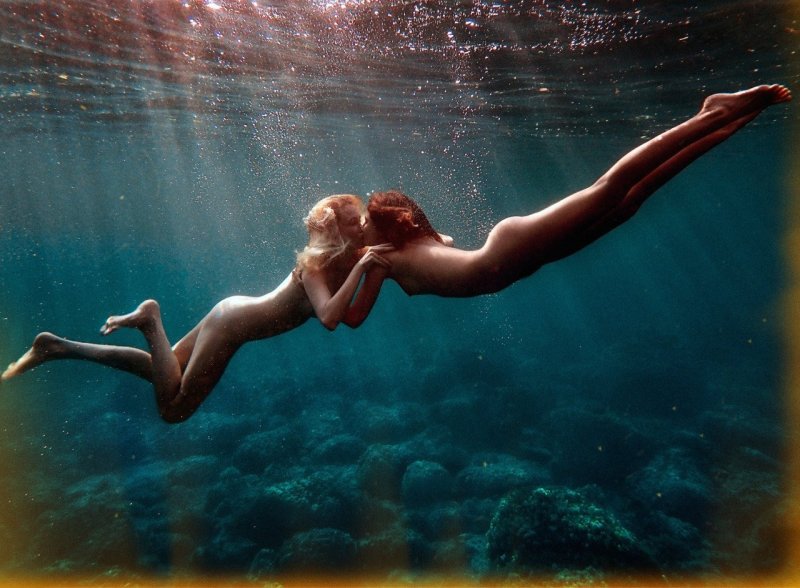 Голая женщина в воде