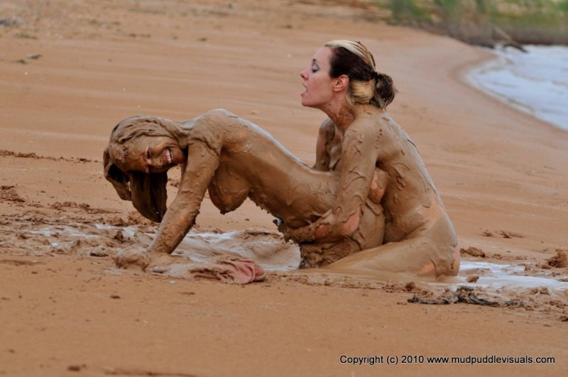 Голая женщина в грязи