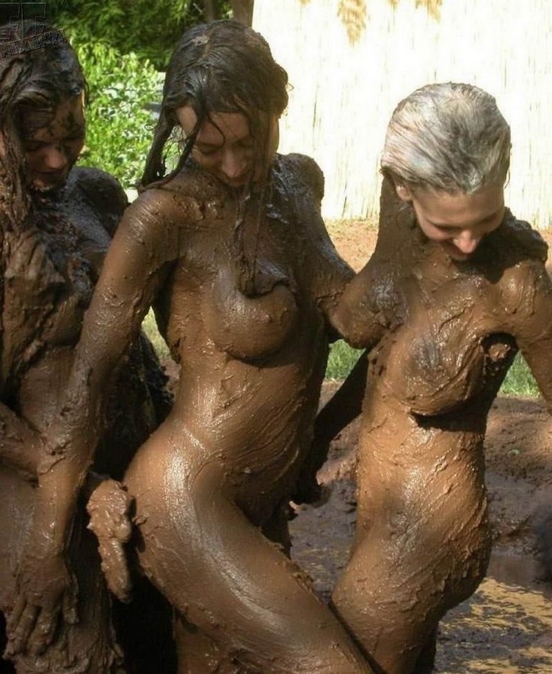 Женщины купаются в грязи