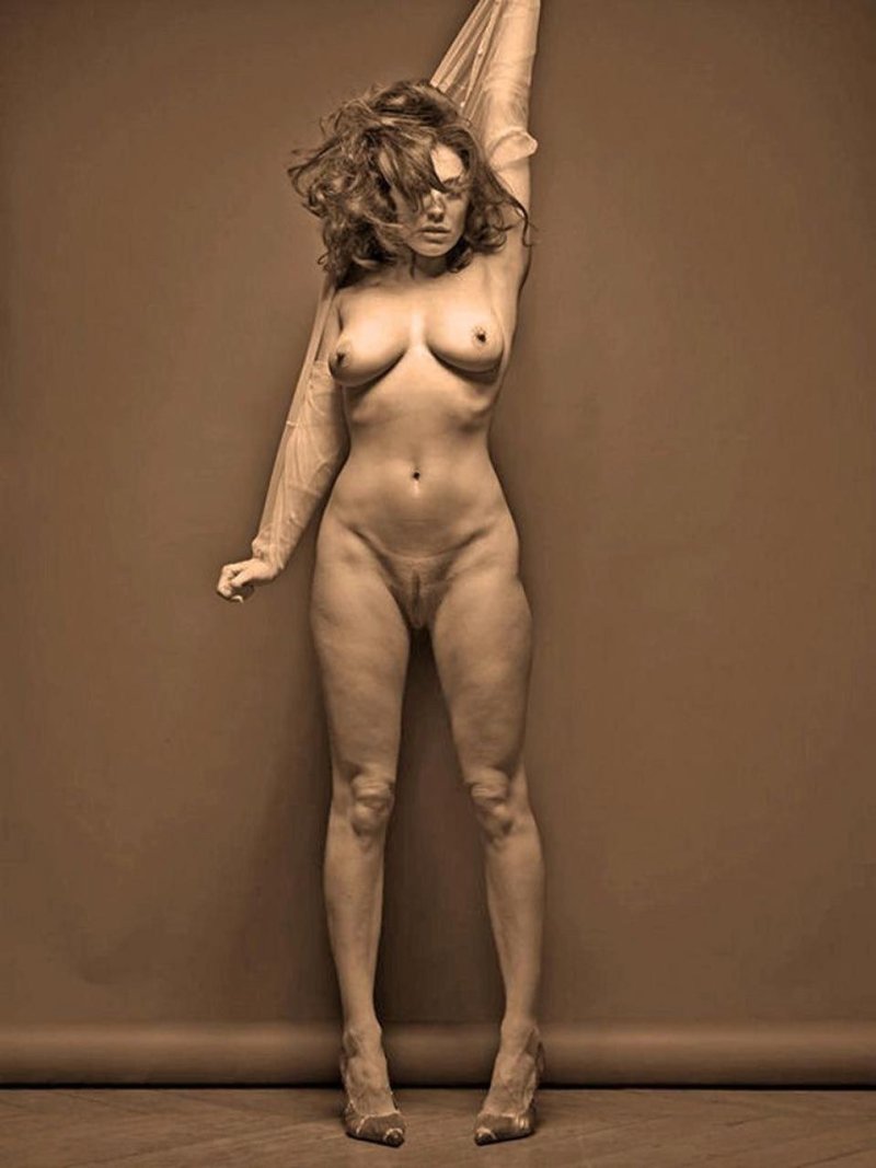 Фигура голой женщины