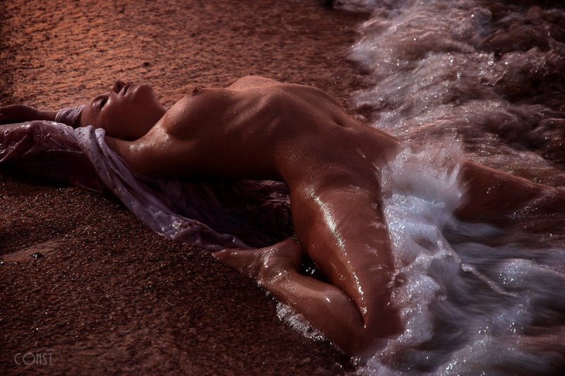 Красивые голые женщины на море