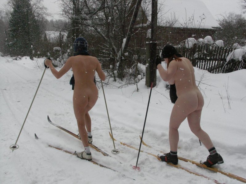 Голая на лыжах