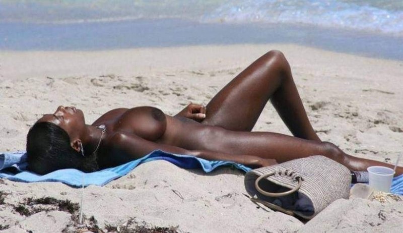 Негритянки на диком пляже