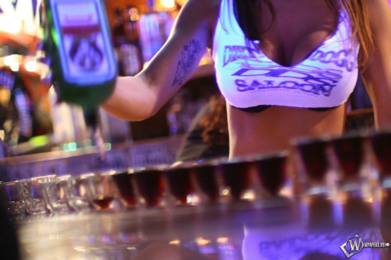 Девушка бармен