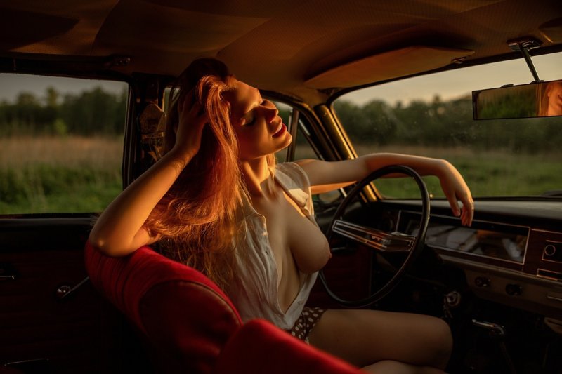 Рыжая девушка в автомобиле