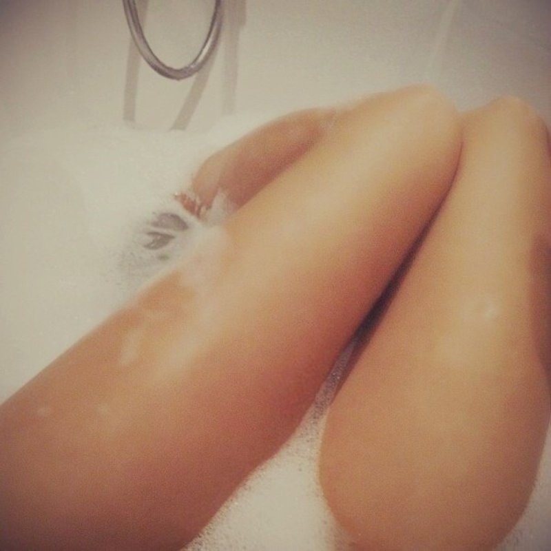 Девушка в ванне без лица