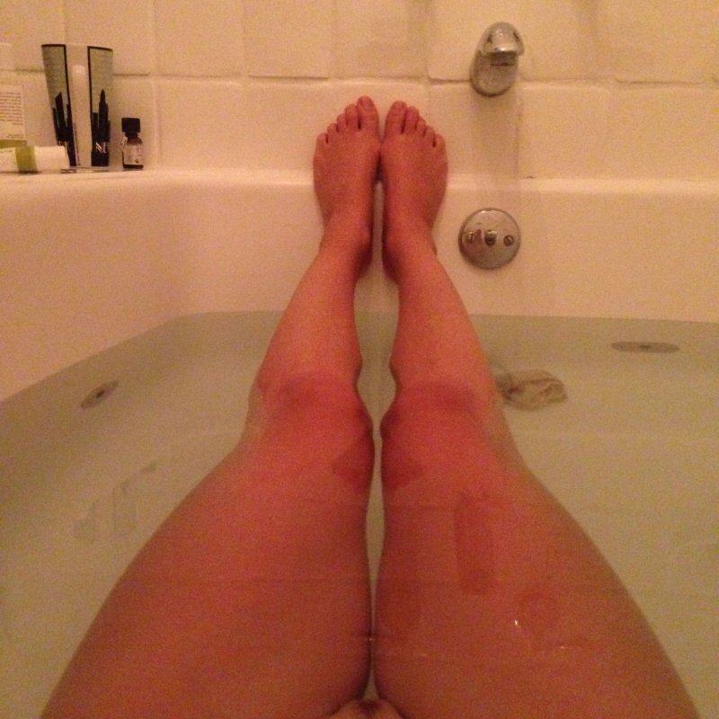Ножки девушки в ванной