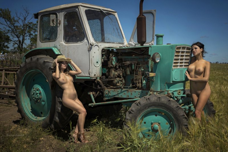 Тёлка голая на тракторе