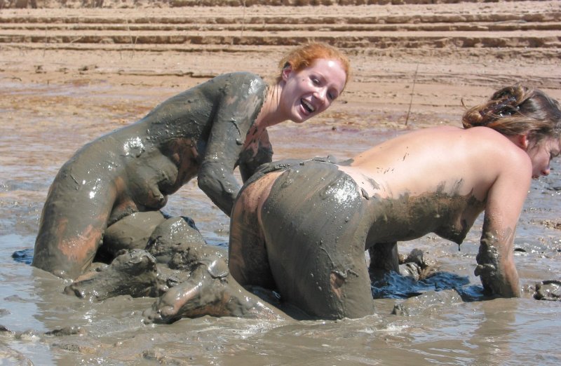 Голые женщины купаются в грязи
