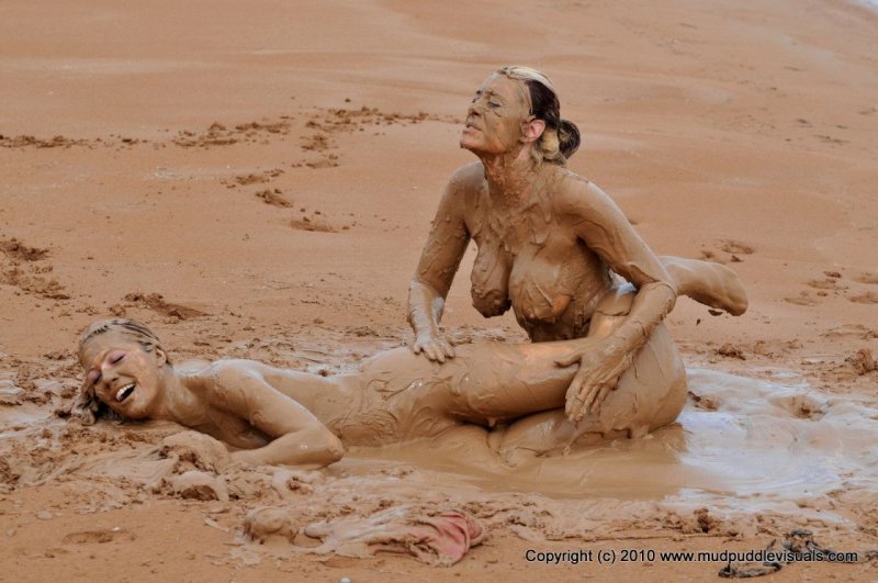 Голая женщина в грязи
