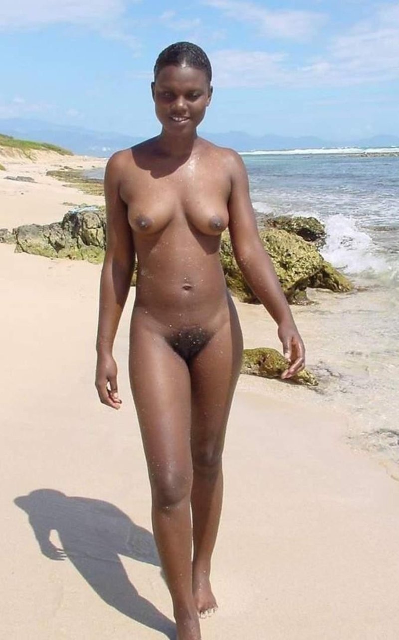 Голые негритянки на пляже