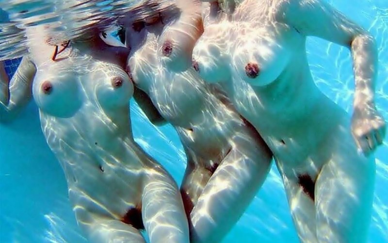 Голые женщины под водой