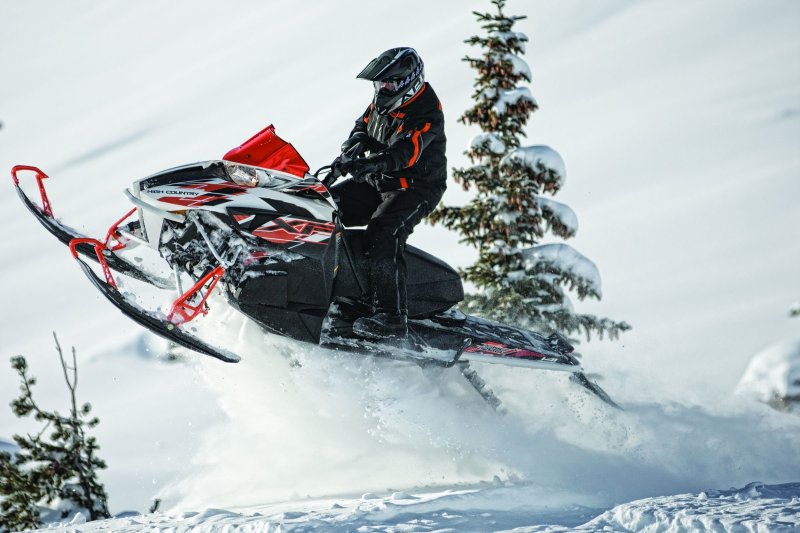 Спортивный снегоход arctic cat