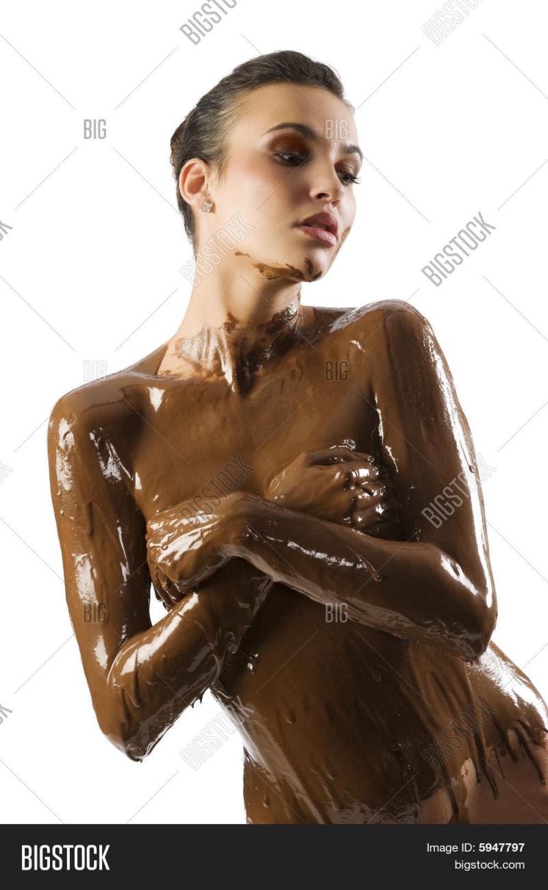 Девушка обмазанная шоколадом
