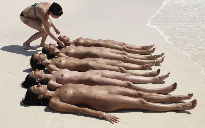 Пляж голых людей