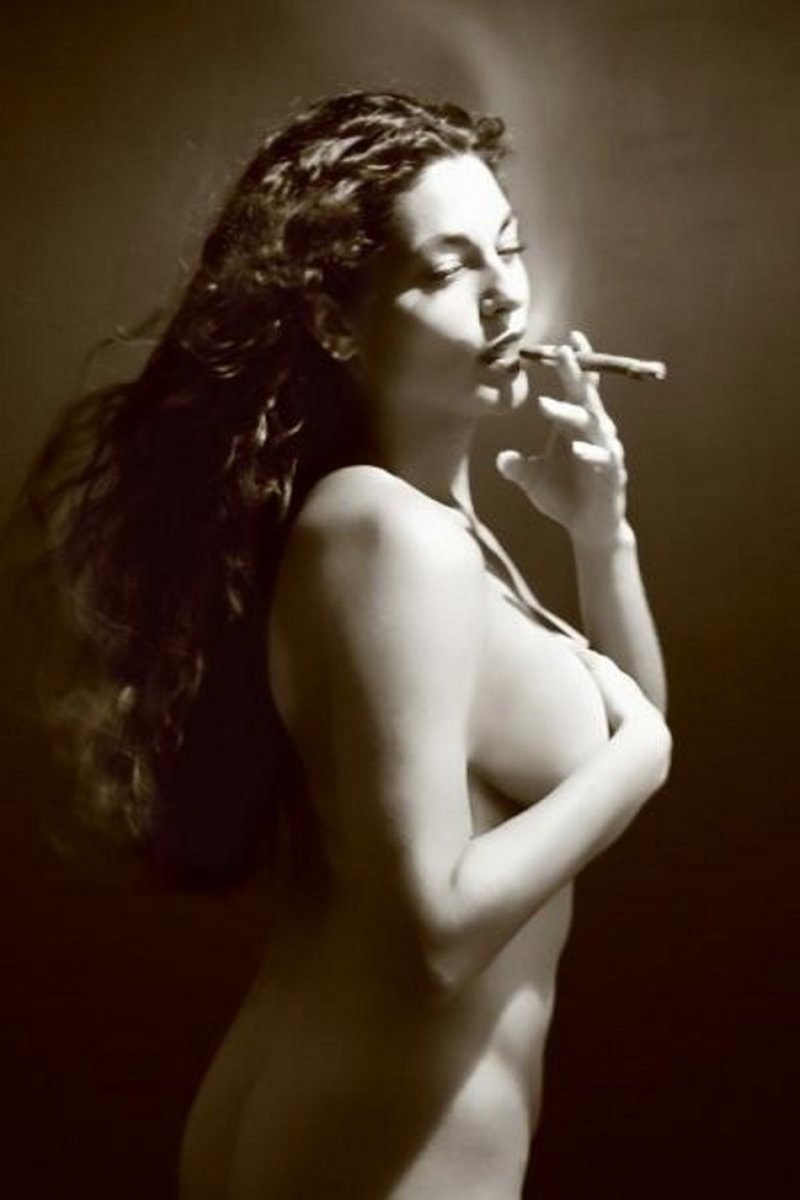 Эротическая фотосессия дама с сигаретой