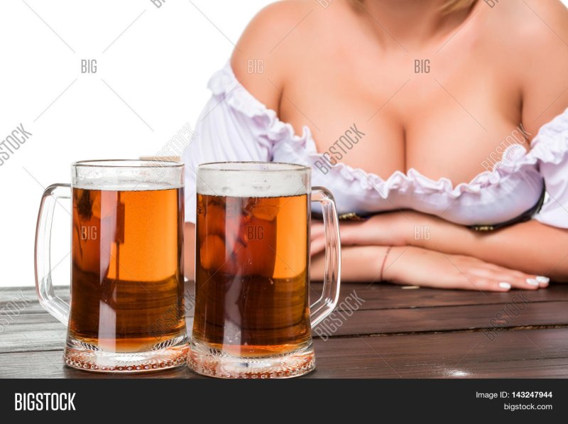 Девушка с кружкой пива