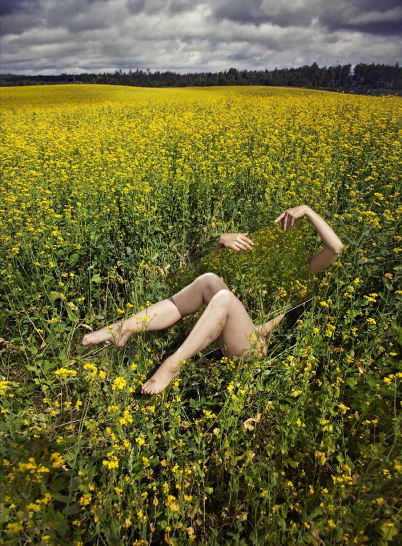 Девушка в желтом поле ню