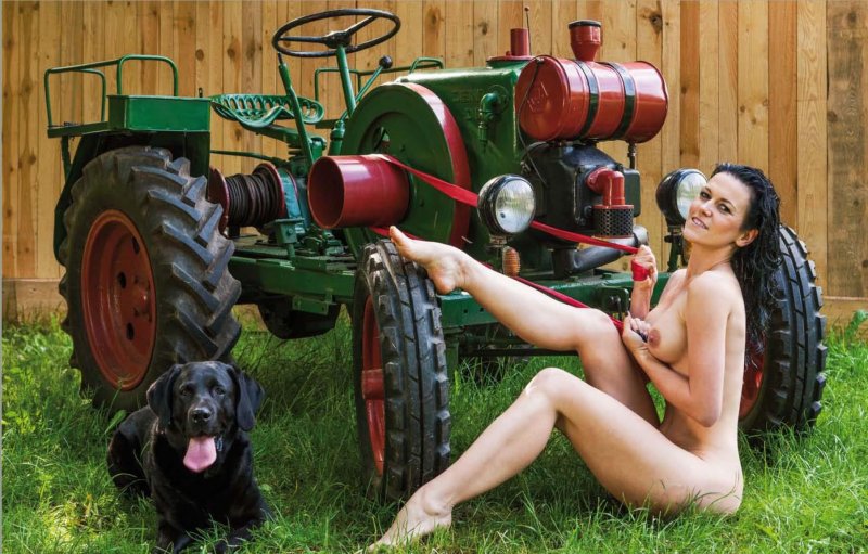 Девушки голышом и трактор