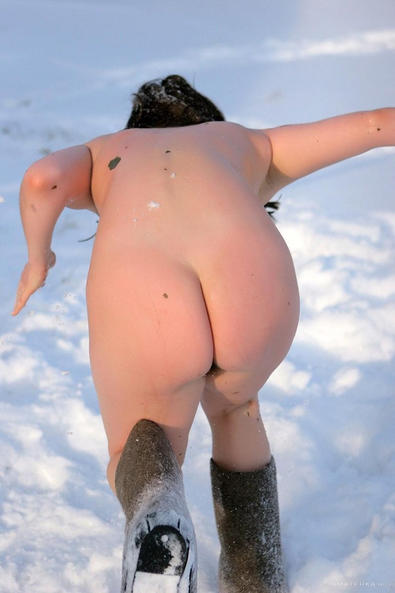 Голые женщины купаются в снегу