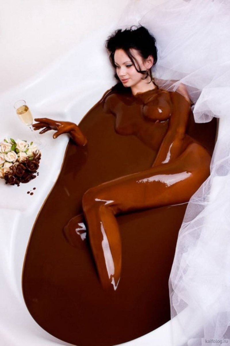 Голая девушка в шоколаде