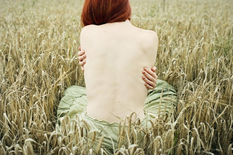 Девушка в поле спиной
