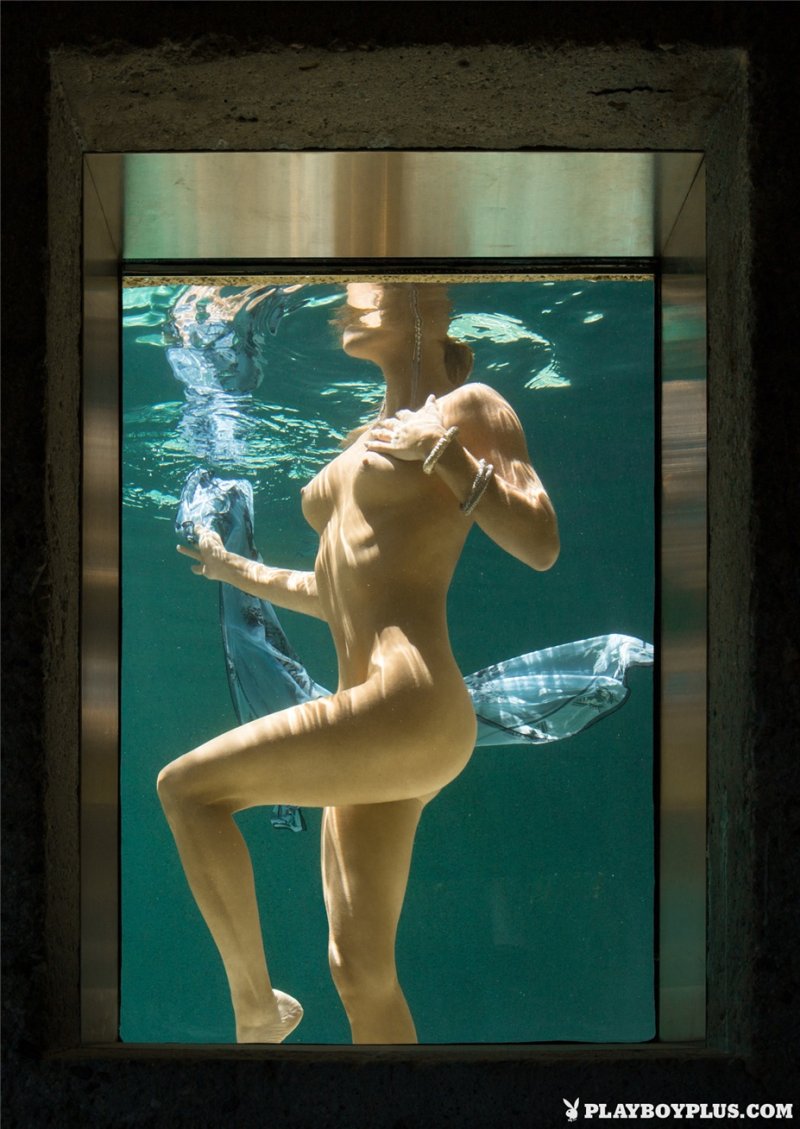 Женщина под водой