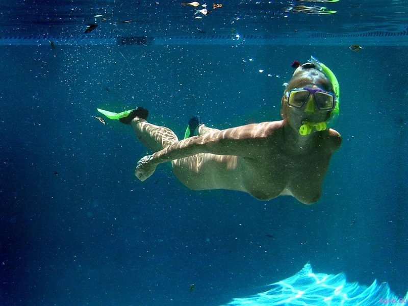 Голые женщины с ластами под водой