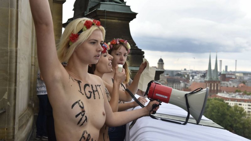 Активистки femen