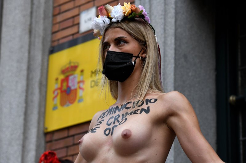 Femen сиськи администрация президента украины