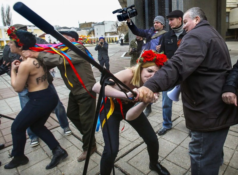 Украинские активистки femen