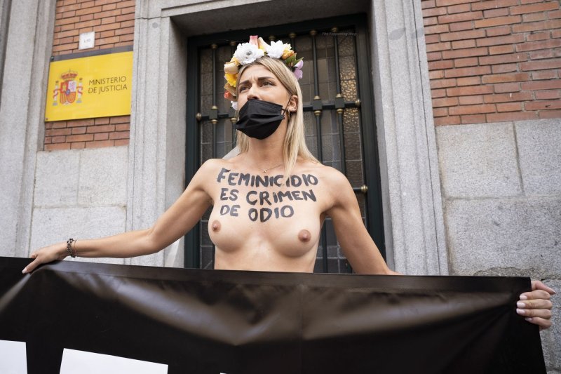 Активистки femen