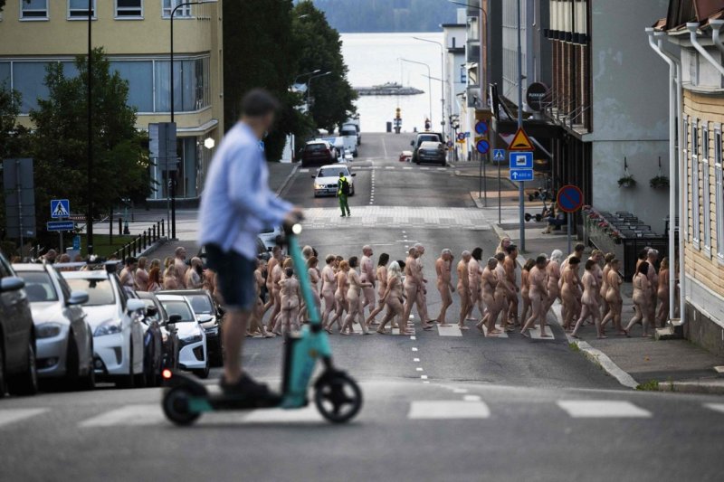 Spencer tunick naked people на съемках