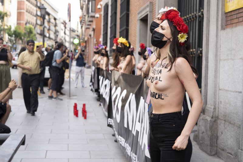 Активистки femen